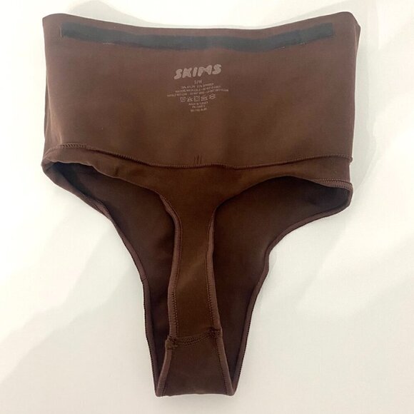 Skims Core Control Seamless Mid Waist Shapewear Thong in Brown, Size S/M - Picture 4 of 6